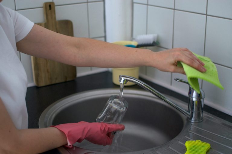 Von der Reinigung bis zur Wäschepflege - unser Team ist darauf spezialisiert, Ihnen bei der Bewältigung Ihrer häuslichen Aufgaben zu helfen. 